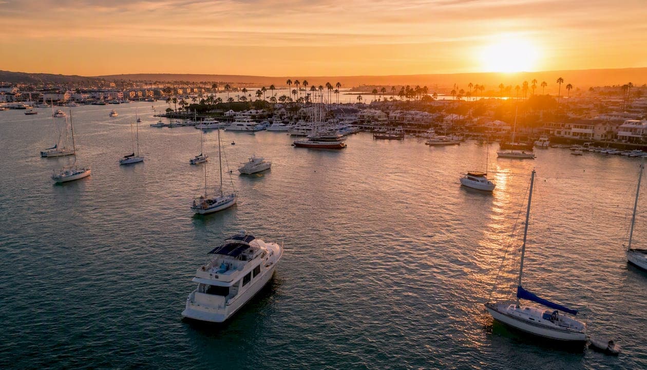 Kompletná príručka na charter jachty v Newport Beach
