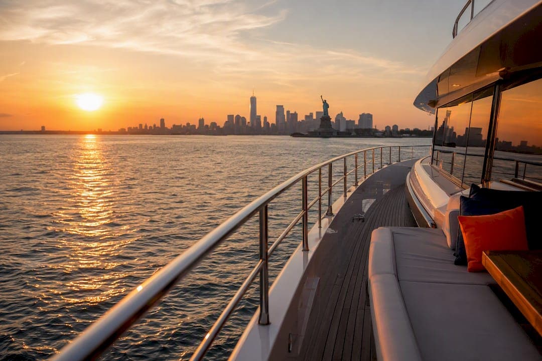 New York yacht charter guide: ceny, trasy a rezervácia