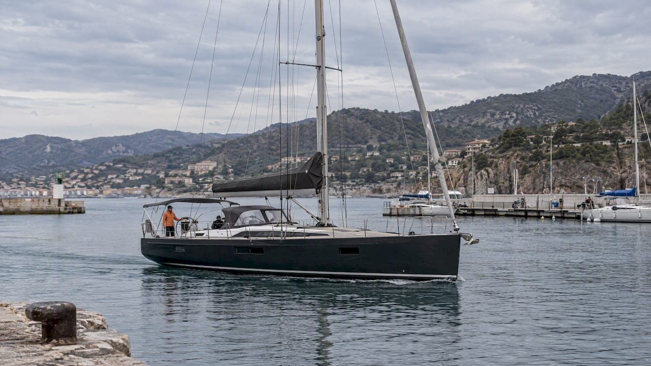 Save on Yacht Charters: Shoulder Season Dates, NOAA 2026, U.S. Tactics