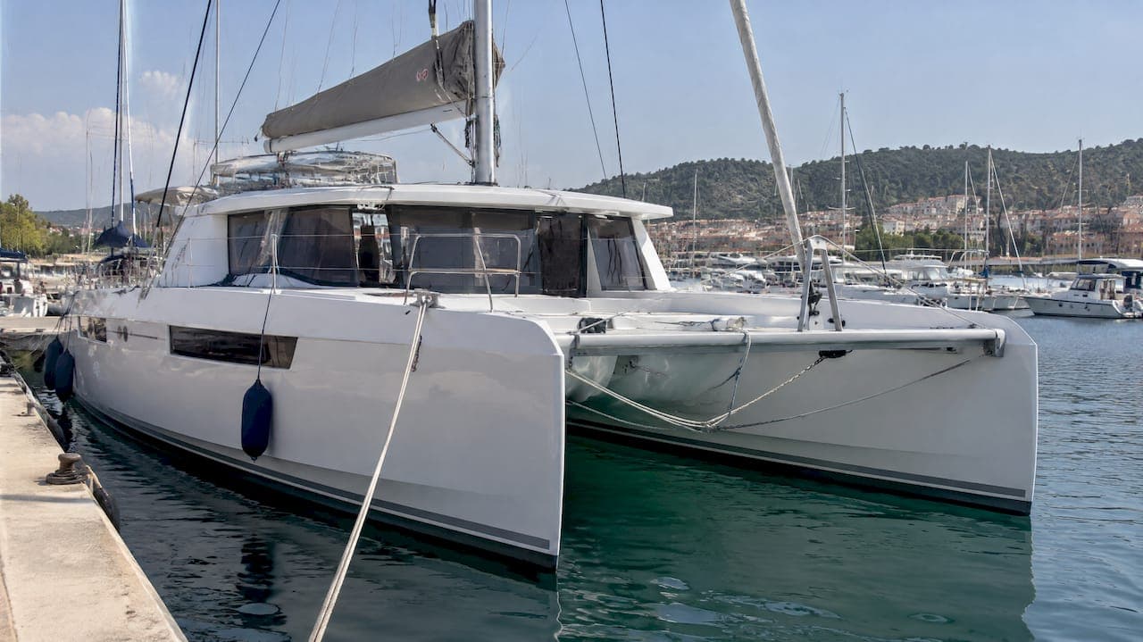 Leopard 45 charter cena: čo ju určuje a ako ju zistiť