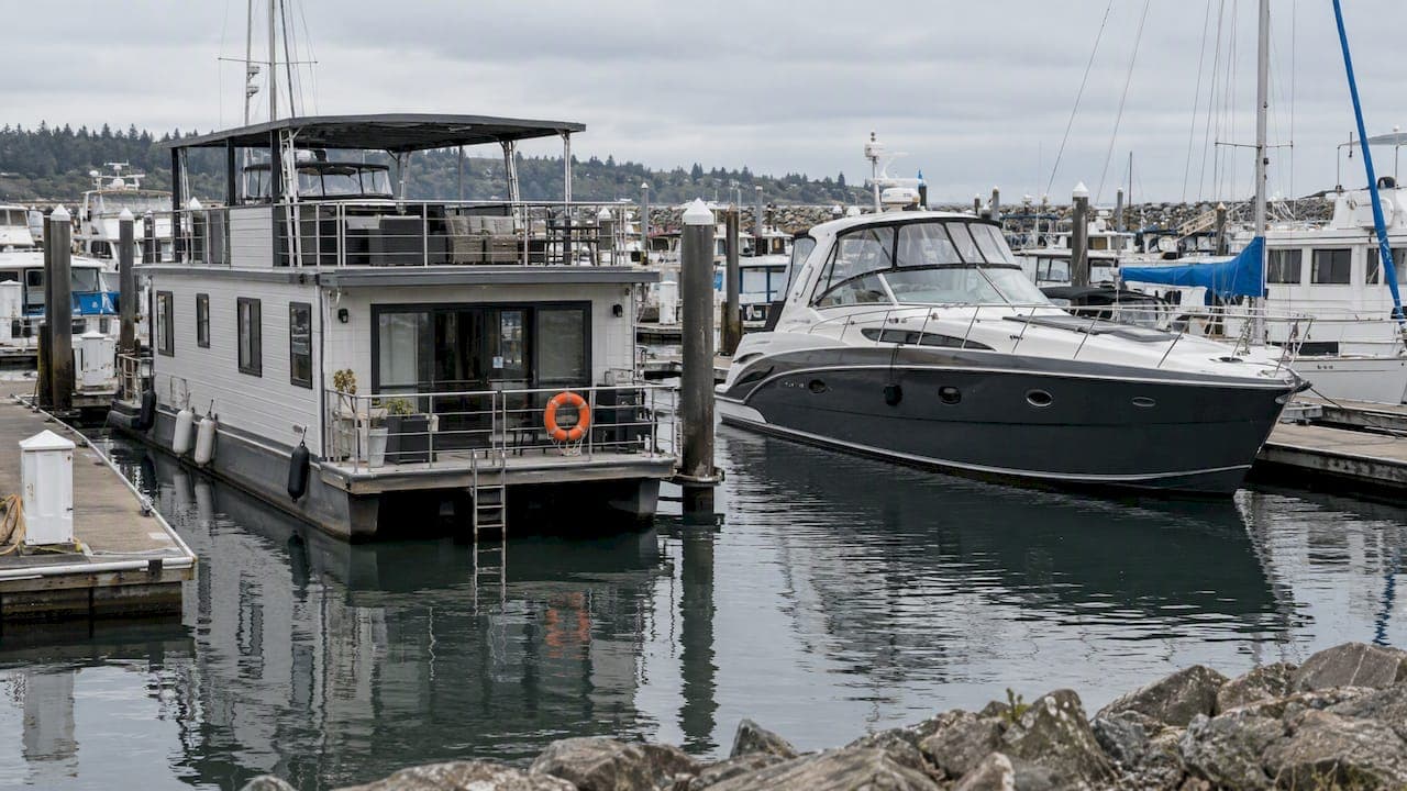 Houseboat vs. Yacht: Which One Fits How You Want to Use the Water?